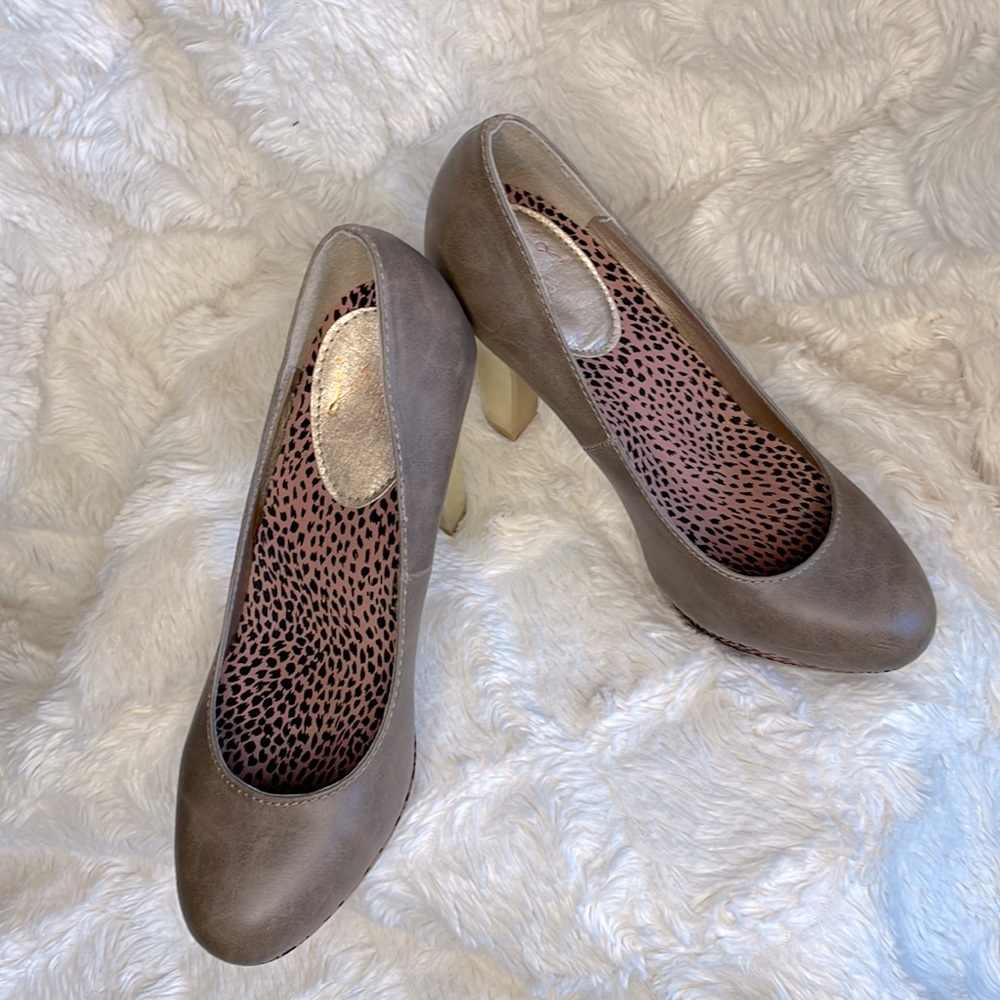 Jellypop Michelle Taupe w/ gold heel sz 5.5